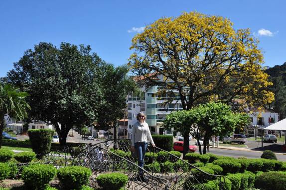 Visitando a praça central de Treze Tilias, em Santa Catarina